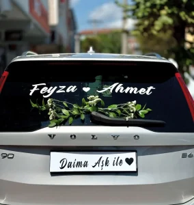 Feyza ve Ahmet yazılı gümüş Volvo gelin arabası arka camında taze yeşillik ve cipso süslemesi