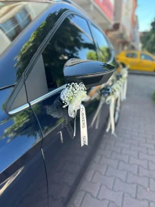 Siyah Seat gelin arabası dikiz aynasında baskılı kurdeleli beyaz gül and cipso süslemesi