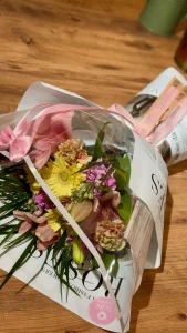 Nostaljik gazete ambalaj kağıdıyla sarılı zarif pembe lilyum ve sarı gerbera buketi
