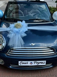 Lacivert Mini Cooper kaputu üzerinde açık mavi tül ve cipso çiçek süslemesi