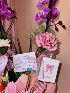 Yeşil dekoratif seramik kupa içerisinde canlı mor orkide ve pembe lilyum çiçek aranjmanı